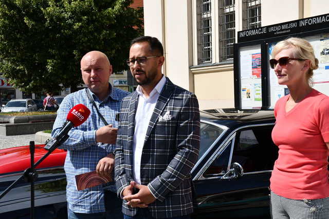 Zabytkowe pojazdy pojawią się na świebodzickim rynku. Szczegóły przedstawiono podczas konferencji prasowej [FOTO]