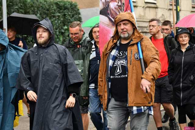 [WIDEO/FOTO] Pielgrzymi z całego regionu wyruszyli na Jasną Górę po raz dwudziesty drugi