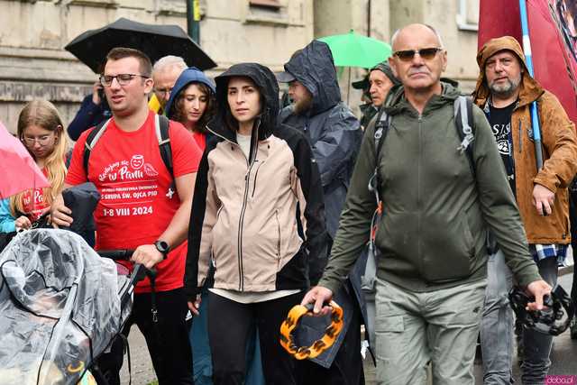 [WIDEO/FOTO] Pielgrzymi z całego regionu wyruszyli na Jasną Górę po raz dwudziesty drugi