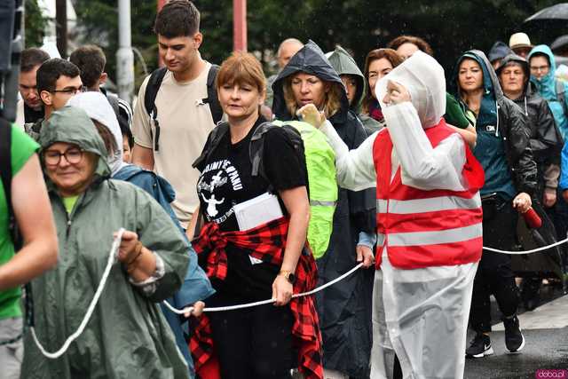 [WIDEO/FOTO] Pielgrzymi z całego regionu wyruszyli na Jasną Górę po raz dwudziesty drugi