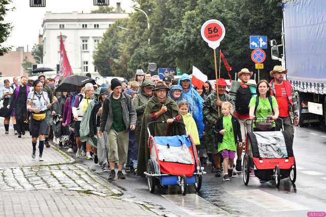 [WIDEO/FOTO] Pielgrzymi z całego regionu wyruszyli na Jasną Górę po raz dwudziesty drugi