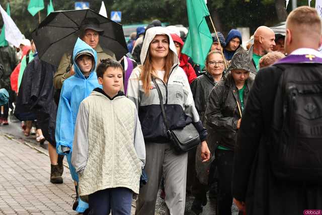 [WIDEO/FOTO] Pielgrzymi z całego regionu wyruszyli na Jasną Górę po raz dwudziesty drugi