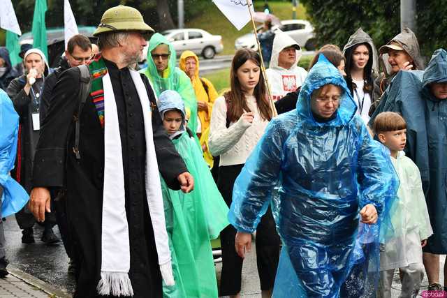 [WIDEO/FOTO] Pielgrzymi z całego regionu wyruszyli na Jasną Górę po raz dwudziesty drugi