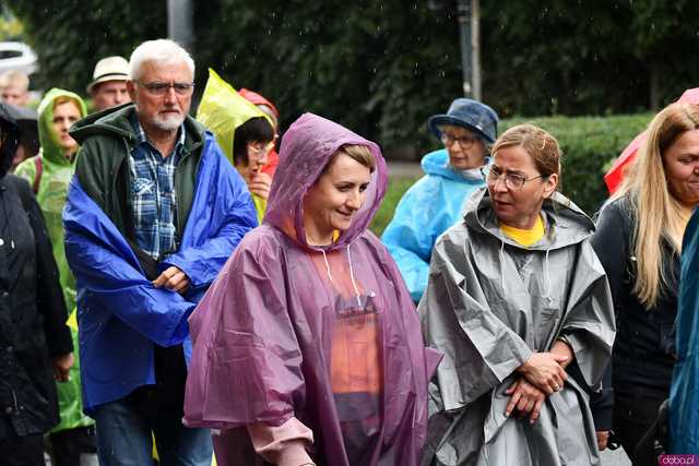 [WIDEO/FOTO] Pielgrzymi z całego regionu wyruszyli na Jasną Górę po raz dwudziesty drugi