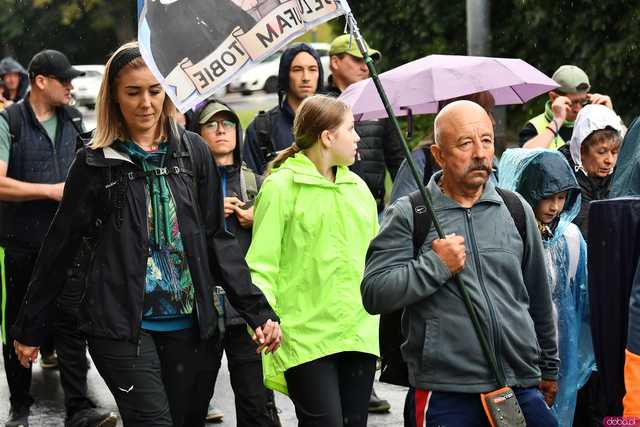 [WIDEO/FOTO] Pielgrzymi z całego regionu wyruszyli na Jasną Górę po raz dwudziesty drugi