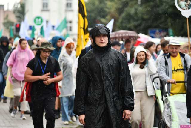 [WIDEO/FOTO] Pielgrzymi z całego regionu wyruszyli na Jasną Górę po raz dwudziesty drugi