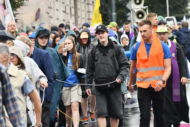 [WIDEO/FOTO] Pielgrzymi z całego regionu wyruszyli na Jasną Górę po raz dwudziesty drugi