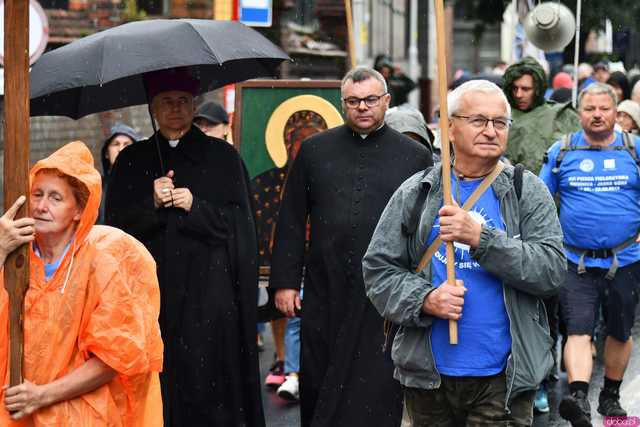 [WIDEO/FOTO] Pielgrzymi z całego regionu wyruszyli na Jasną Górę po raz dwudziesty drugi