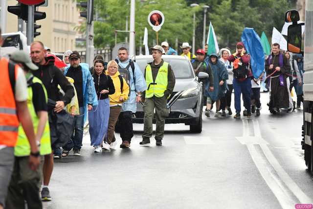 [WIDEO/FOTO] Pielgrzymi z całego regionu wyruszyli na Jasną Górę po raz dwudziesty drugi