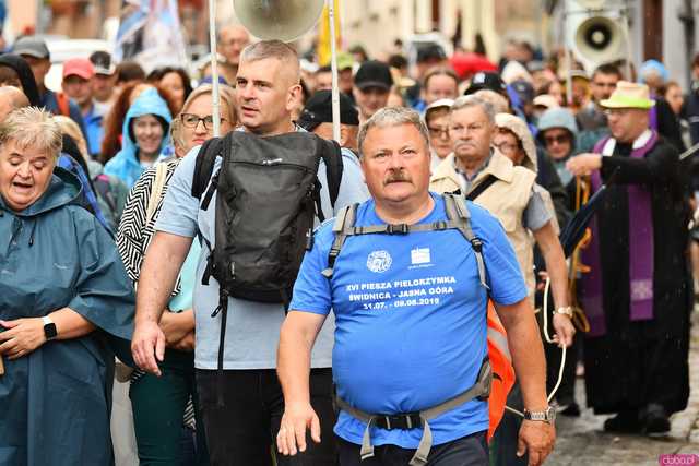 [WIDEO/FOTO] Pielgrzymi z całego regionu wyruszyli na Jasną Górę po raz dwudziesty drugi