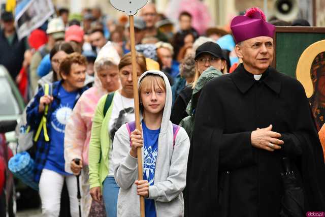 [WIDEO/FOTO] Pielgrzymi z całego regionu wyruszyli na Jasną Górę po raz dwudziesty drugi