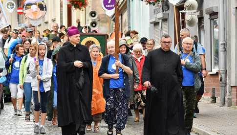 [WIDEO/FOTO] Pielgrzymi z całego regionu wyruszyli na Jasną Górę po raz dwudziesty drugi