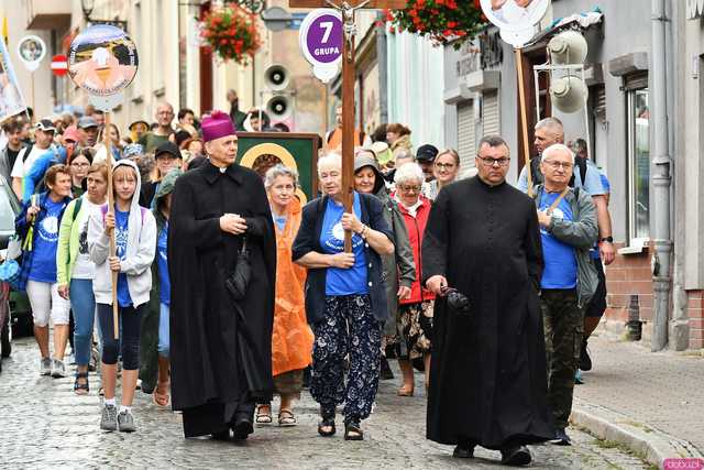 [WIDEO/FOTO] Pielgrzymi z całego regionu wyruszyli na Jasną Górę po raz dwudziesty drugi