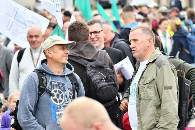 [WIDEO/FOTO] Pielgrzymi z całego regionu wyruszyli na Jasną Górę po raz dwudziesty drugi