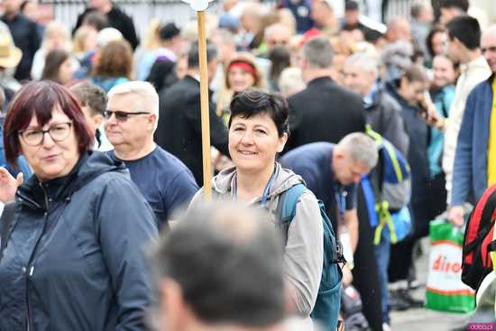 [WIDEO/FOTO] Pielgrzymi z całego regionu wyruszyli na Jasną Górę po raz dwudziesty drugi
