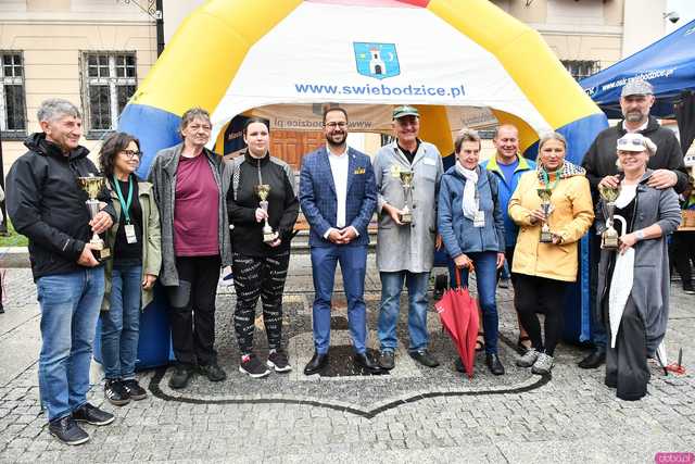 [WIDEO/FOTO] Zabytkowe pojazdy opanowały świebodzicki rynek