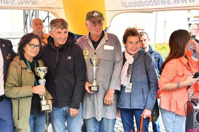 [WIDEO/FOTO] Zabytkowe pojazdy opanowały świebodzicki rynek