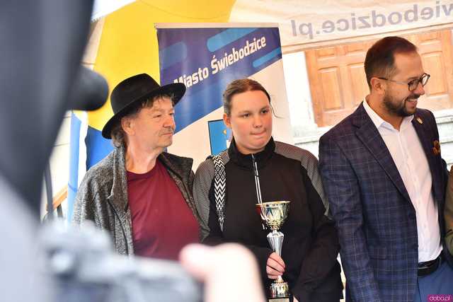 [WIDEO/FOTO] Zabytkowe pojazdy opanowały świebodzicki rynek