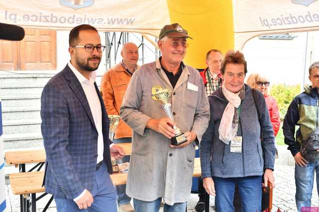 [WIDEO/FOTO] Zabytkowe pojazdy opanowały świebodzicki rynek