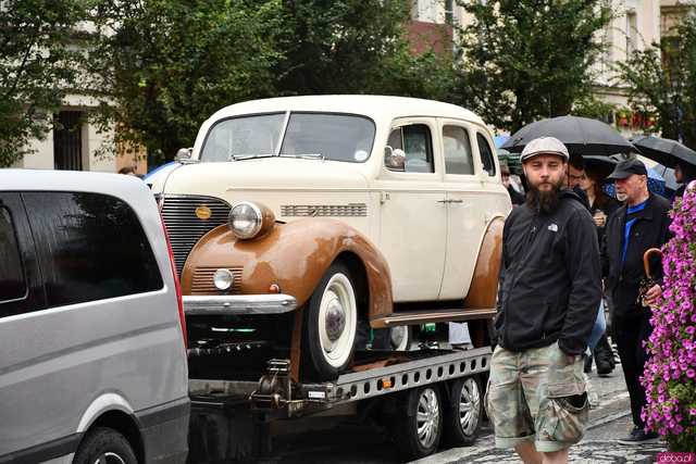 [WIDEO/FOTO] Zabytkowe pojazdy opanowały świebodzicki rynek