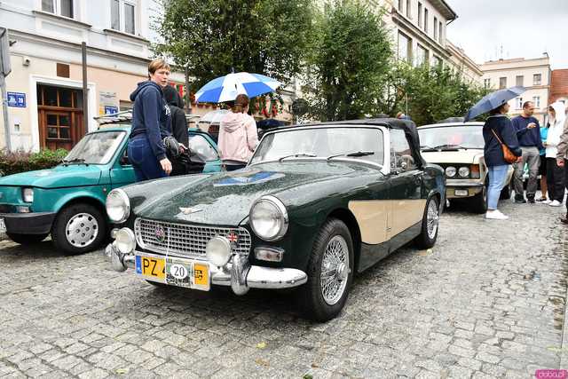 [WIDEO/FOTO] Zabytkowe pojazdy opanowały świebodzicki rynek