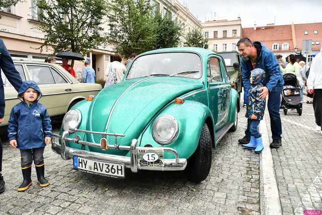 [WIDEO/FOTO] Zabytkowe pojazdy opanowały świebodzicki rynek