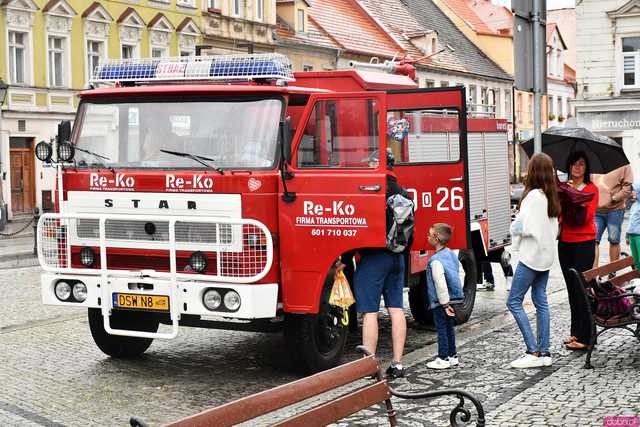 [WIDEO/FOTO] Zabytkowe pojazdy opanowały świebodzicki rynek