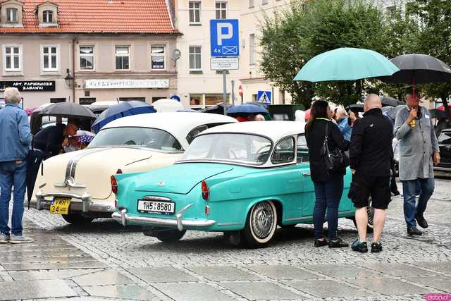 [WIDEO/FOTO] Zabytkowe pojazdy opanowały świebodzicki rynek