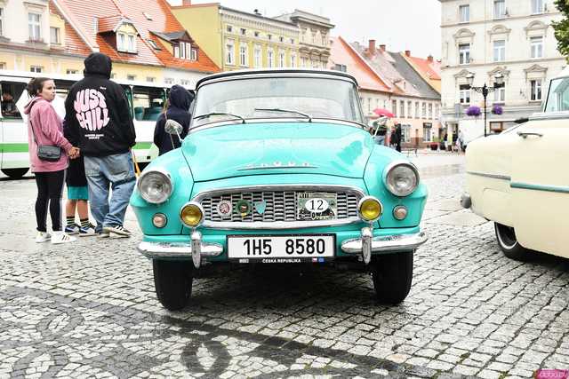 [WIDEO/FOTO] Zabytkowe pojazdy opanowały świebodzicki rynek