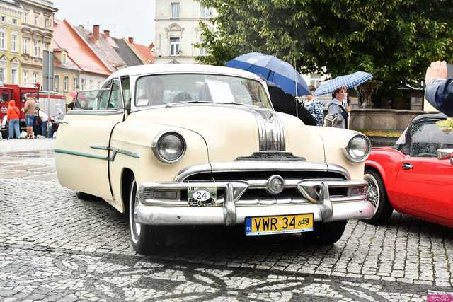 [WIDEO/FOTO] Zabytkowe pojazdy opanowały świebodzicki rynek