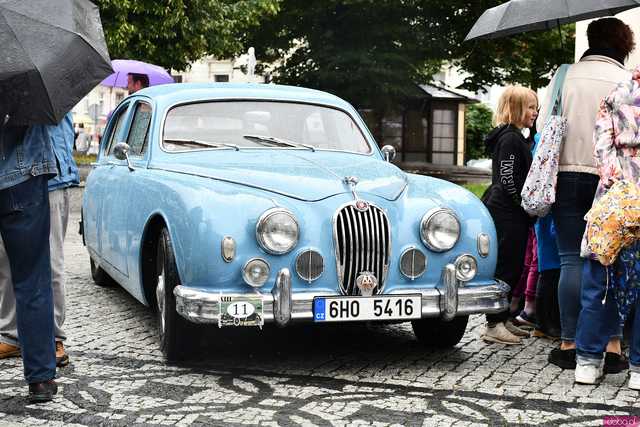 [WIDEO/FOTO] Zabytkowe pojazdy opanowały świebodzicki rynek