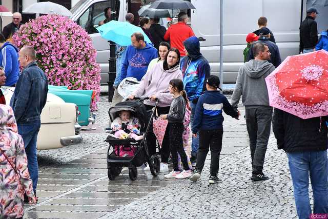 [WIDEO/FOTO] Zabytkowe pojazdy opanowały świebodzicki rynek