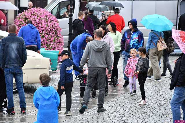 [WIDEO/FOTO] Zabytkowe pojazdy opanowały świebodzicki rynek