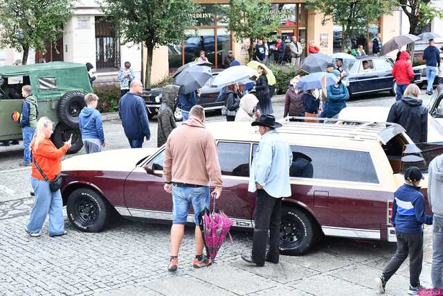 [WIDEO/FOTO] Zabytkowe pojazdy opanowały świebodzicki rynek