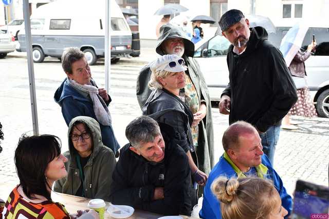 [WIDEO/FOTO] Zabytkowe pojazdy opanowały świebodzicki rynek