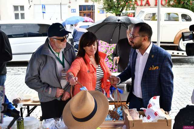 [WIDEO/FOTO] Zabytkowe pojazdy opanowały świebodzicki rynek