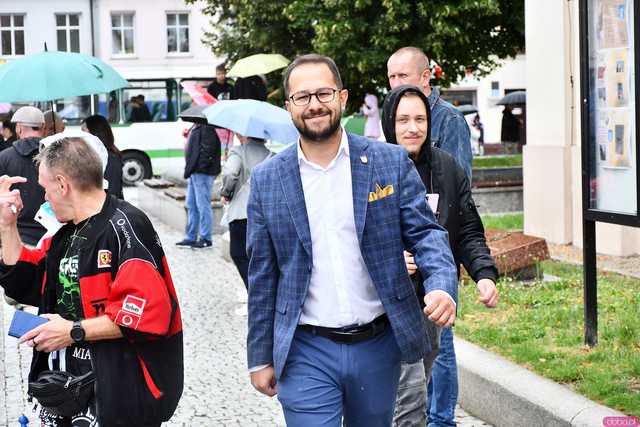 [WIDEO/FOTO] Zabytkowe pojazdy opanowały świebodzicki rynek