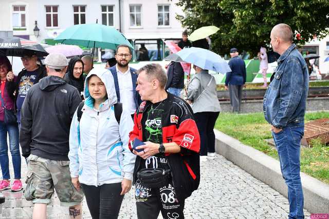 [WIDEO/FOTO] Zabytkowe pojazdy opanowały świebodzicki rynek
