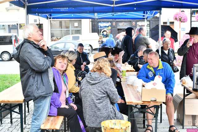 [WIDEO/FOTO] Zabytkowe pojazdy opanowały świebodzicki rynek