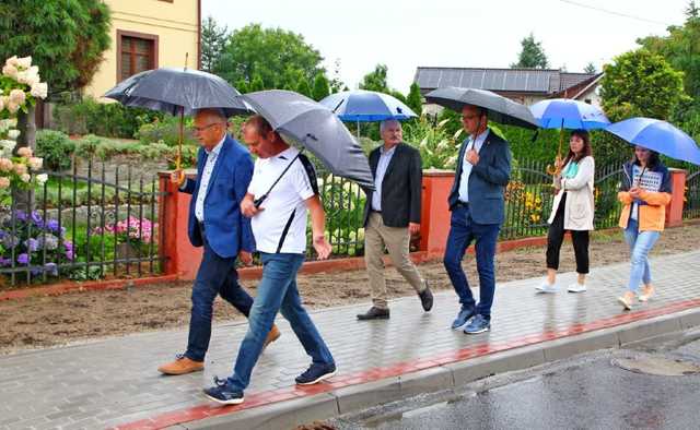 [FOTO] Kolejny odcinek chodnika w Roztoce 