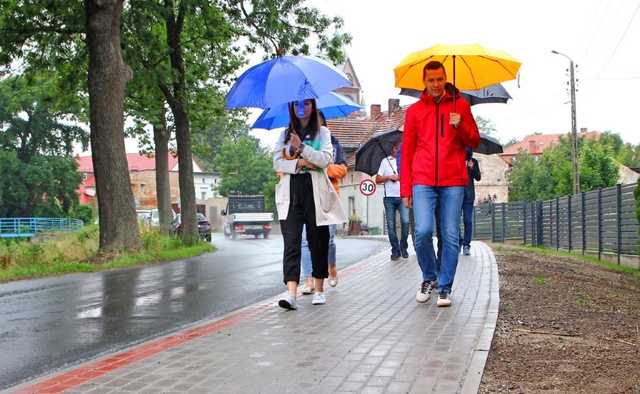 [FOTO] Kolejny odcinek chodnika w Roztoce 