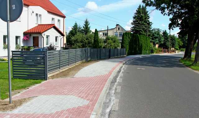 [FOTO] Kolejny odcinek chodnika w Roztoce 