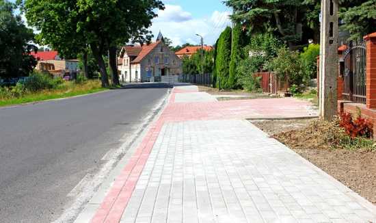 [FOTO] Kolejny odcinek chodnika w Roztoce 