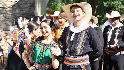 [WIDEO/FOTO] Występy zagranicznych zespołów podczas Śniadania na Trawie w Forcie Gaj. Ruszył 33. Międzynarodowy Festiwal Folkloru