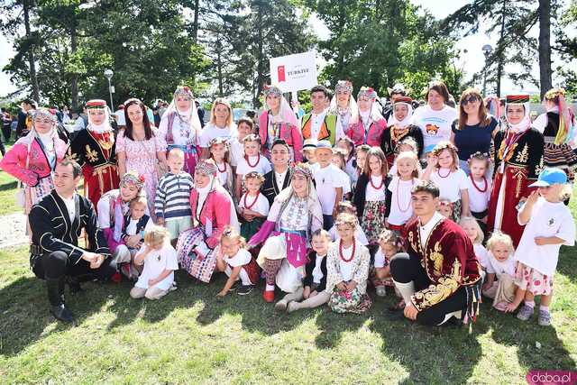 [WIDEO/FOTO] Występy zagranicznych zespołów podczas Śniadania na Trawie w Forcie Gaj. Ruszył 33. Międzynarodowy Festiwal Folkloru