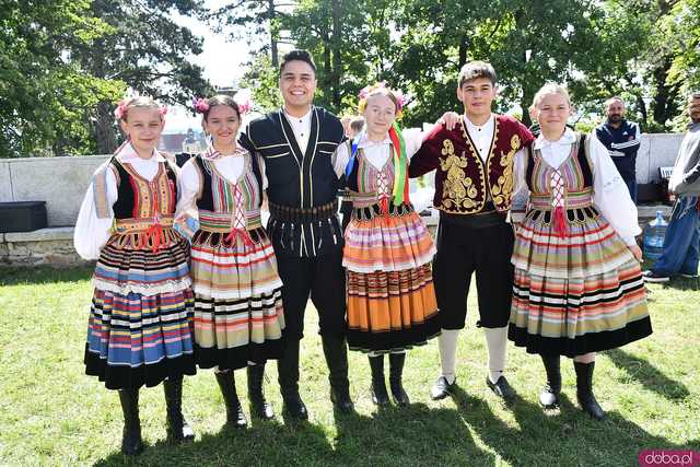 [WIDEO/FOTO] Występy zagranicznych zespołów podczas Śniadania na Trawie w Forcie Gaj. Ruszył 33. Międzynarodowy Festiwal Folkloru