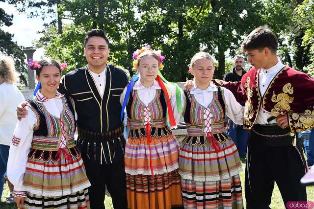 [WIDEO/FOTO] Występy zagranicznych zespołów podczas Śniadania na Trawie w Forcie Gaj. Ruszył 33. Międzynarodowy Festiwal Folkloru