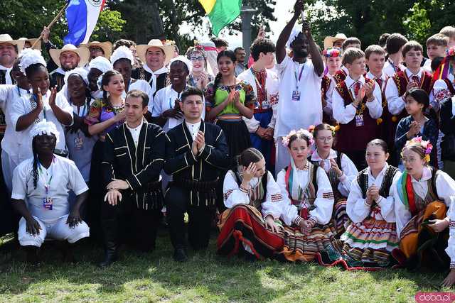 [WIDEO/FOTO] Występy zagranicznych zespołów podczas Śniadania na Trawie w Forcie Gaj. Ruszył 33. Międzynarodowy Festiwal Folkloru