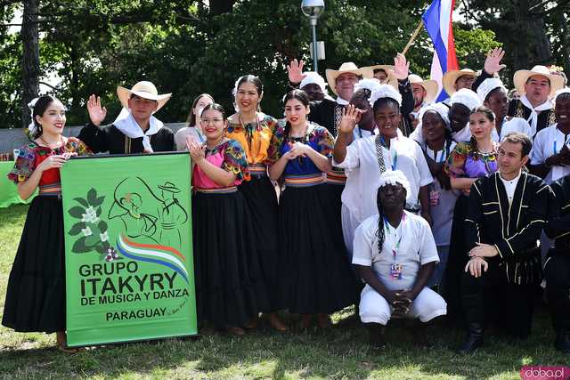 [WIDEO/FOTO] Występy zagranicznych zespołów podczas Śniadania na Trawie w Forcie Gaj. Ruszył 33. Międzynarodowy Festiwal Folkloru
