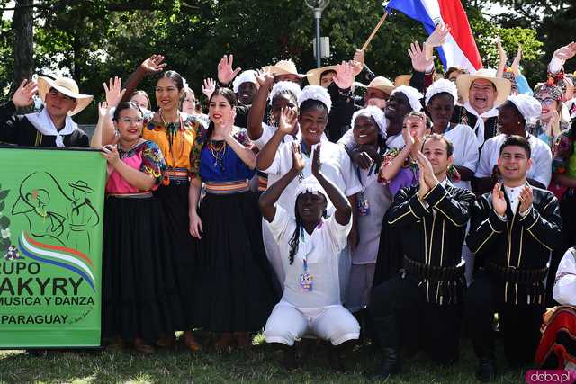 [WIDEO/FOTO] Występy zagranicznych zespołów podczas Śniadania na Trawie w Forcie Gaj. Ruszył 33. Międzynarodowy Festiwal Folkloru